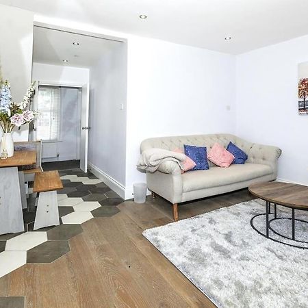 Lovely 2-Bed In Windsor Free Parking, 1 Mile From Legoland 외부 사진
