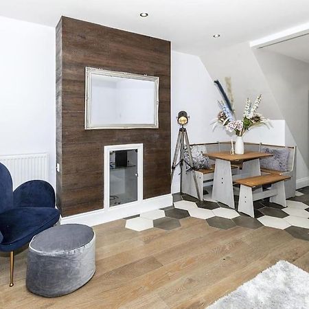 Lovely 2-Bed In Windsor Free Parking, 1 Mile From Legoland 외부 사진