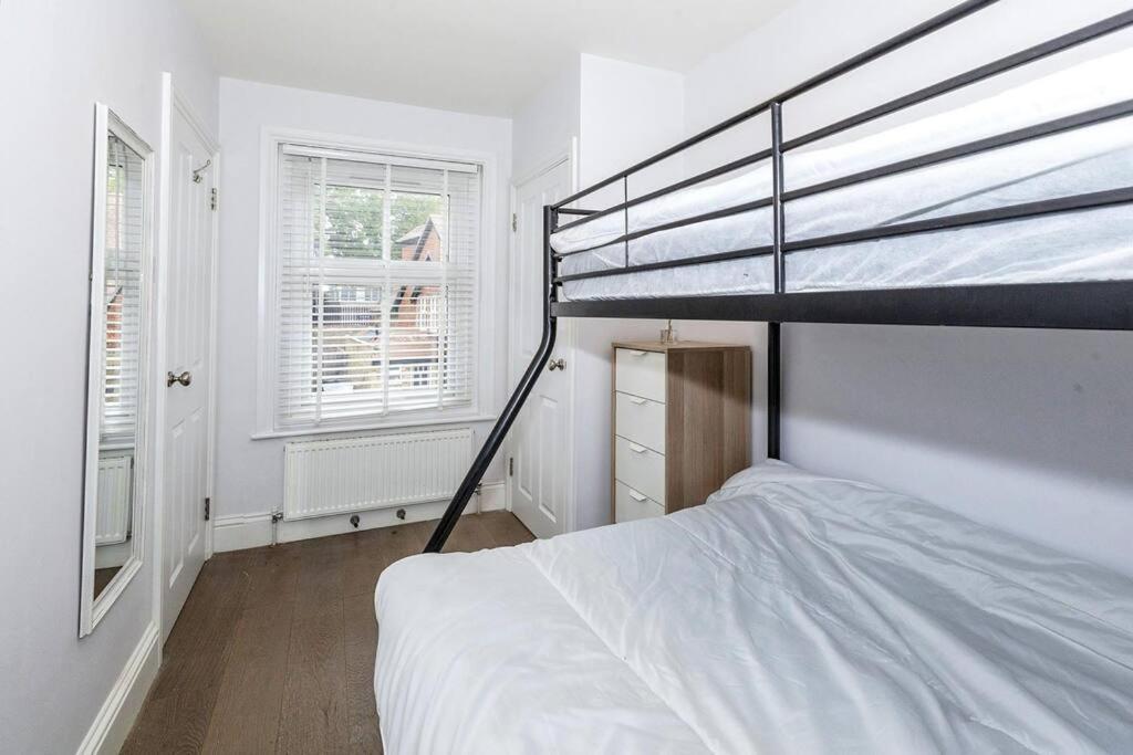 Lovely 2-Bed In Windsor Free Parking, 1 Mile From Legoland 외부 사진