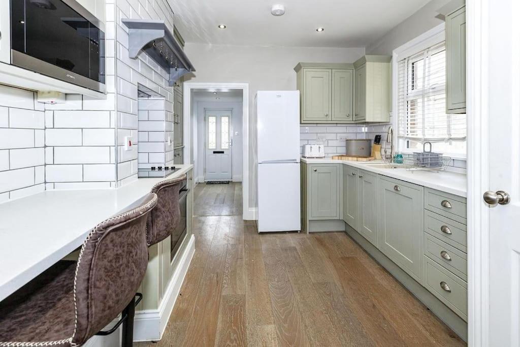Lovely 2-Bed In Windsor Free Parking, 1 Mile From Legoland 외부 사진