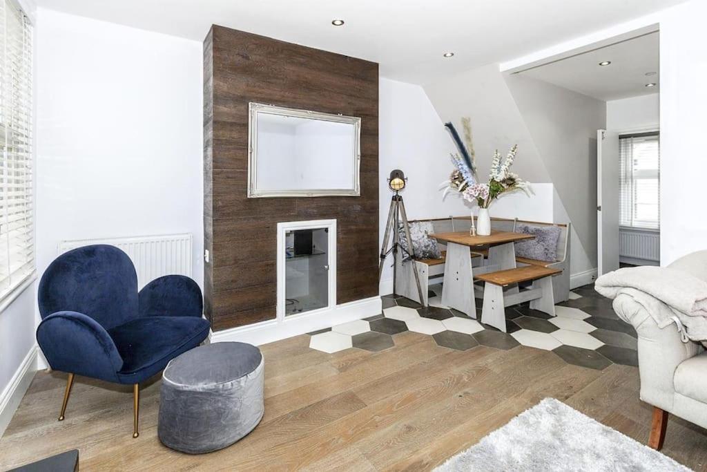 Lovely 2-Bed In Windsor Free Parking, 1 Mile From Legoland 외부 사진