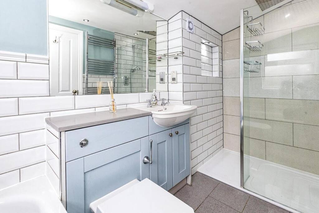 Lovely 2-Bed In Windsor Free Parking, 1 Mile From Legoland 외부 사진