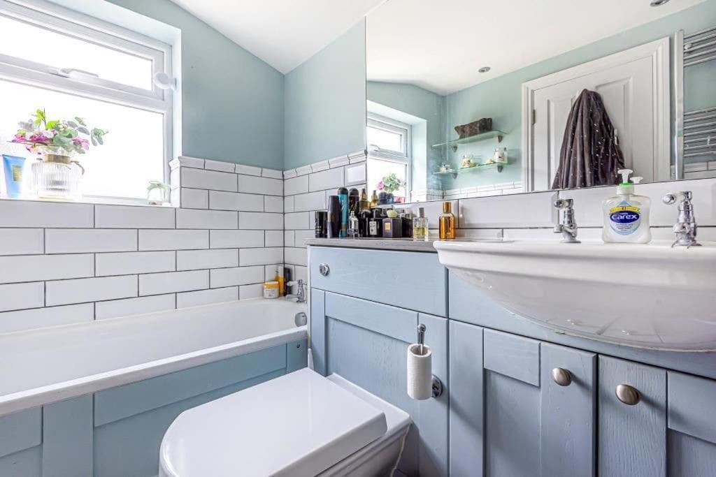 Lovely 2-Bed In Windsor Free Parking, 1 Mile From Legoland 외부 사진