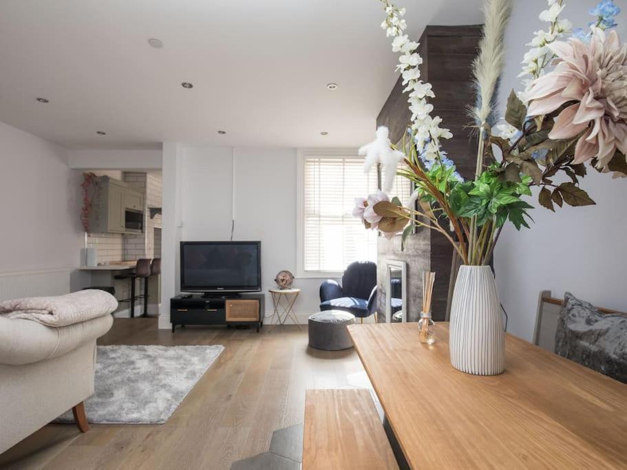 Lovely 2-Bed In Windsor Free Parking, 1 Mile From Legoland 외부 사진